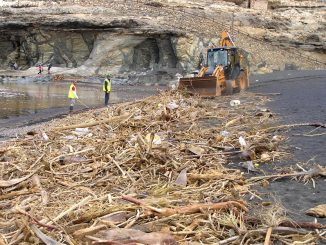 Bilder vom Unwetter auf Fuerteventura 1 Aufräumarbeiten am Strand von Ajuy