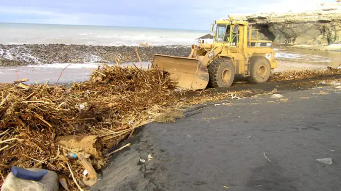 Aufräumarbeiten am Strand von Ajuy