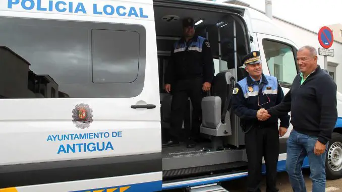 El alcalde de Antigua hace entraga del nuevo vehiculo a la Policia Local (1)