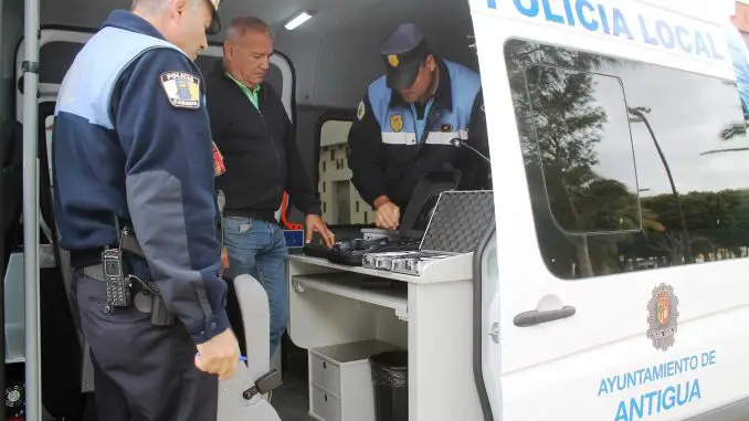 El alcalde de Antigua hace entraga del nuevo vehiculo a la Policia Local (2)