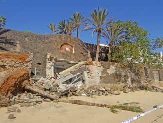 Abgesackte Mauer am Strand von Costa Calma im Süden von Fuerteventura