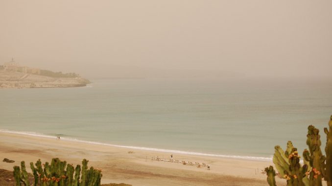 Calima über dem Strand von Costa Calma Fuerteventura