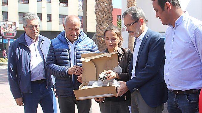 Inselverwaltung von Fuerteventura schickt ein Paket mit Steinen an die Küstenbehörde