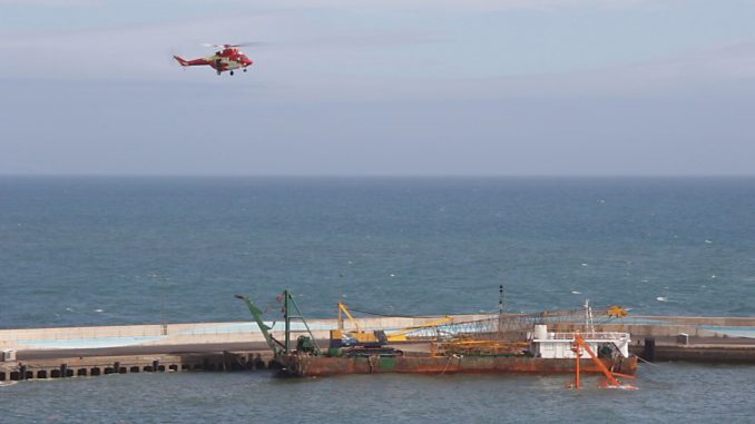 Helikopter beim Einsatz gegen Ölpest in Gran Tarajal (Fuerteventura)