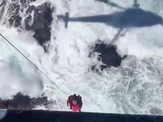 Hubschrauber rettet Angler von Felsen bei Corralejo/ Fuerteventura
