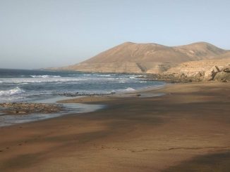 leere Strände auf Fuerteventura infolge des Rückgangs internationaler Urlauber