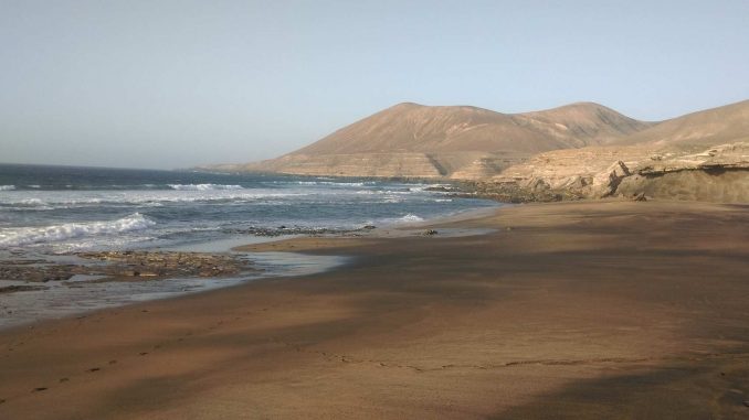 leere Strände auf Fuerteventura infolge des Rückgangs internationaler Urlauber
