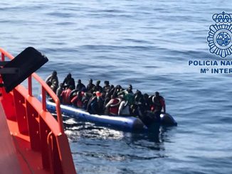 FLüchtlinge in einem Boot auf dem Weg nach Spanien