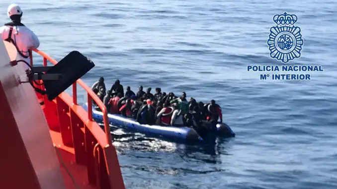 FLüchtlinge in einem Boot auf dem Weg nach Spanien