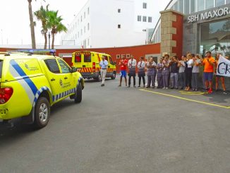 Die Mitarbeiter des Hotels SBH Maxorate empfangen die Feuerwehrleute von Fuerteventura nach ihrem Einsatz auf Gran Canaria