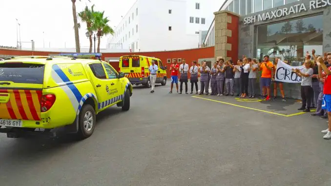 Die Mitarbeiter des Hotels SBH Maxorate empfangen die Feuerwehrleute von Fuerteventura nach ihrem Einsatz auf Gran Canaria