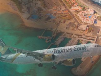 Thomas Cook Flugzeug Schatten auf Caleta de Fuste