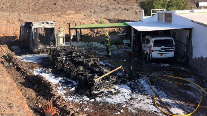 zwei völlig ausgebrannte Wohnmobile bei Tuineje auf Fuerteventura