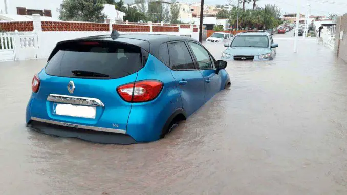 Auto unter Wasser Tarajalejo