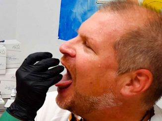 Corona Test Abstrich Schutzanzug