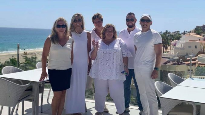 Novemberaktion von Aloe Vera fresca endet mit 4.000€ für bedürftige Familien auf Fuerteventura 1 Caja dream team web