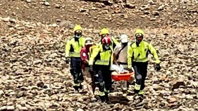 Wanderer mit Gesundheitsproblemen vom Vulkankrater Caldera de Arrabales auf Fuerteventura geborgen 1 Bergung Wanderer Fuerteventura