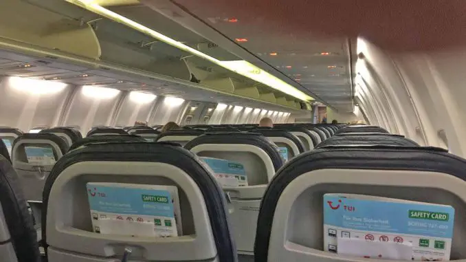 wenige-Passagiere-im-Flugzeug