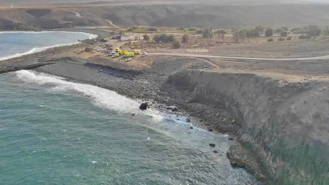 Frau auf Fuerteventura verletzt: Fahrzeug stürzt bei Las Salinas von einer Klippe 1 Feuerwehrmaenner abgestuerztes Auto