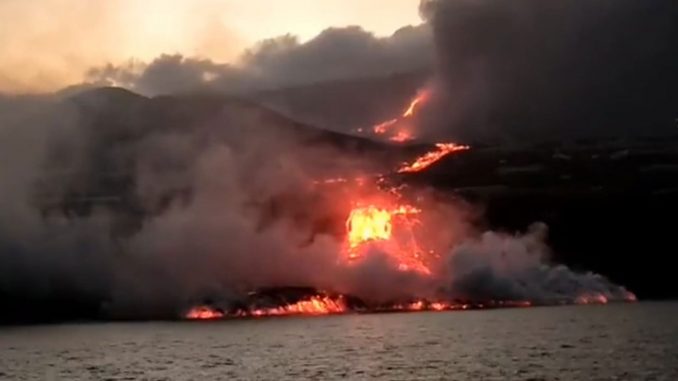 Vulkan La Palma: Lava trifft aufs Meer an der Playa del Perdido 1 Kontakt Meer LaPalma web