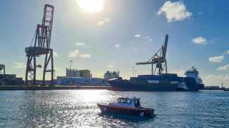 Containerschiff im Hafen von Puerto del Rosario