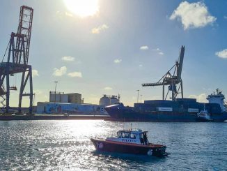 Containerschiff im Hafen von Puerto del Rosario