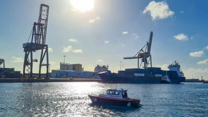 Containerschiff-im-Hafen-von-Puerto-del-Rosario