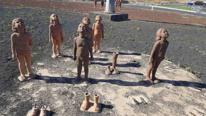 Caminos: Kinderskulpturen am Aldiana-Kreisel sind wieder vollständig! 1 Kinderfiguren Fuerteventura Vandalismus