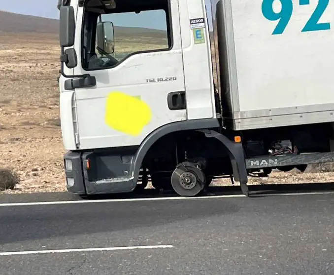 Vorderrad eines LKW löst sich auf Fuerteventura FV-2 und prallt auf entgegenkommendes Auto 1 Lkw Fuerteventura Rad ab