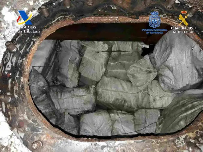 Zoll beschlagnahmt Fischerboot mit 3 Tonnen Kokain 300 Meilen südlich von Fuerteventura 2 Foto 3