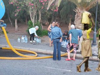 Fuerteventura wie in einem afrikanischen Dorf: Einwohner von Costa Calma holen Wasser per Kanister 3 Wasserversorgung Tankwagen Costa Calma Fuerteventura