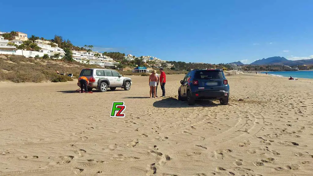 Schon wieder ein Auto am Strand auf Fuerteventura: Mietwagen steckt in Costa Calma fest 2 Auto Strand Costa Calma FZ