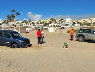 Auto festgefahren am Strand von Costa Calma FZ1