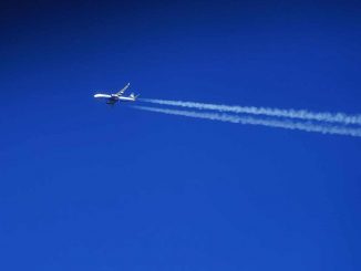 Flugzeug mit Kondensstreifen