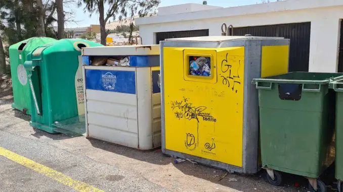 Volle-Müllcontainer-auf-Fuerteventura
