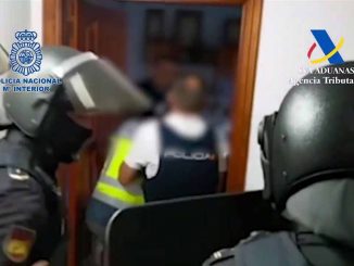 Auf Fuerteventura gelingt größte Beschlagnahme von gefälschten Markenprodukten in Europa 1 Polizisten Einsatz Fuerteventura