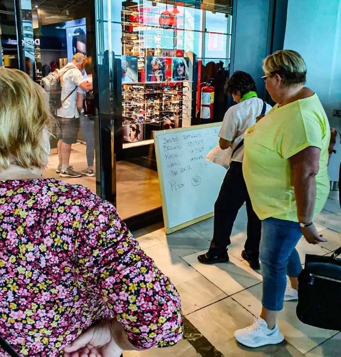 impovisierte Anzeigentafeln Flughafen Fuerteventura 1