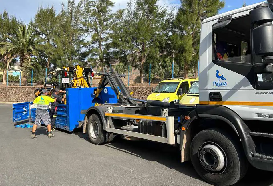 Für einen saubereren Süden auf Fuerteventura: Gemeinde Pájara kauft Bagger und Container 1 Absetzcontainer Pajara