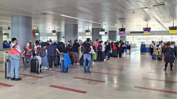 Passagiere-am-Flughafen-Fuerteventura