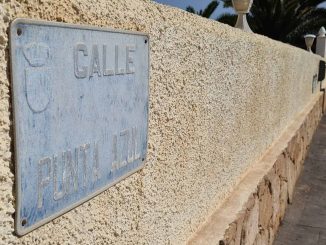 ausgeblichenes Strassenschild La Pared Fuerteventura