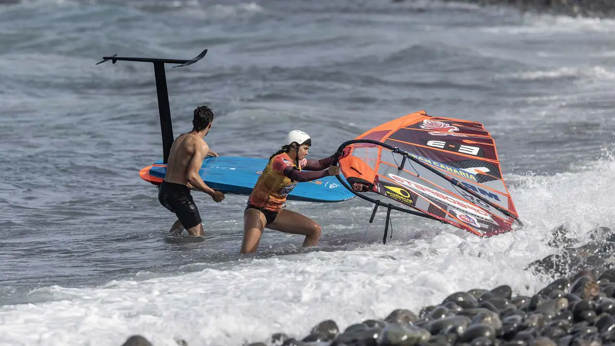 Windsurfer übernehmen die Playa de Sotavento beim 35. Word Cup auf Fuerteventura 1 Foil Windsurf