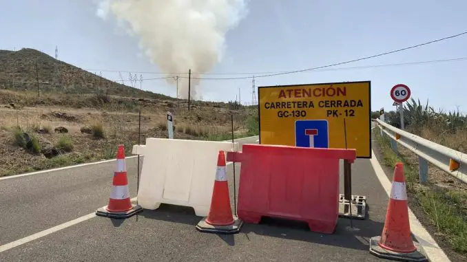 Waldbrand-Gran-Canaria-Straßensperre