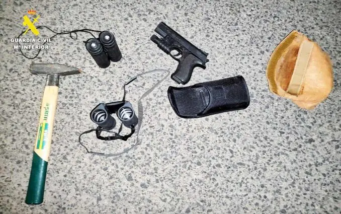 35 aufgebrochene Mietwagen auf Fuerteventura: Polizei nimmt mutmaßlichen Serientäter fest 1 Autoeinbrecher Hammer