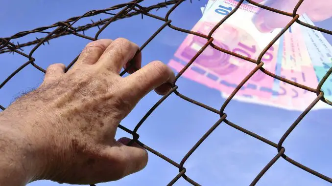 Haftentschädigung-Hand-Zaun-Geldscheine