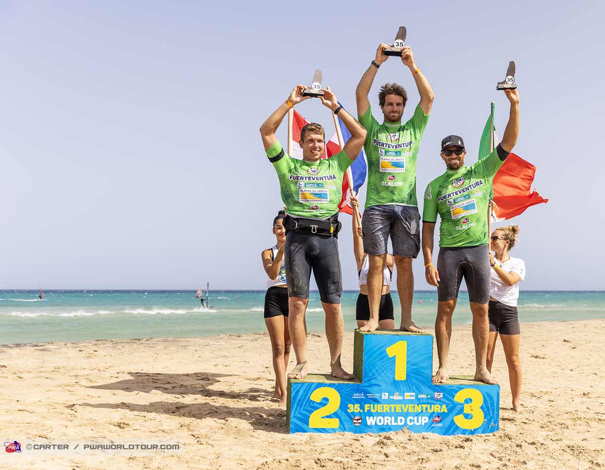 Windsurf World Cup Fuerteventura 2023 geht in den letzte Runde: spritzige Action beim Freestyle 2 Slalom Podium World Cup Fuerteventura 2023 Maenner