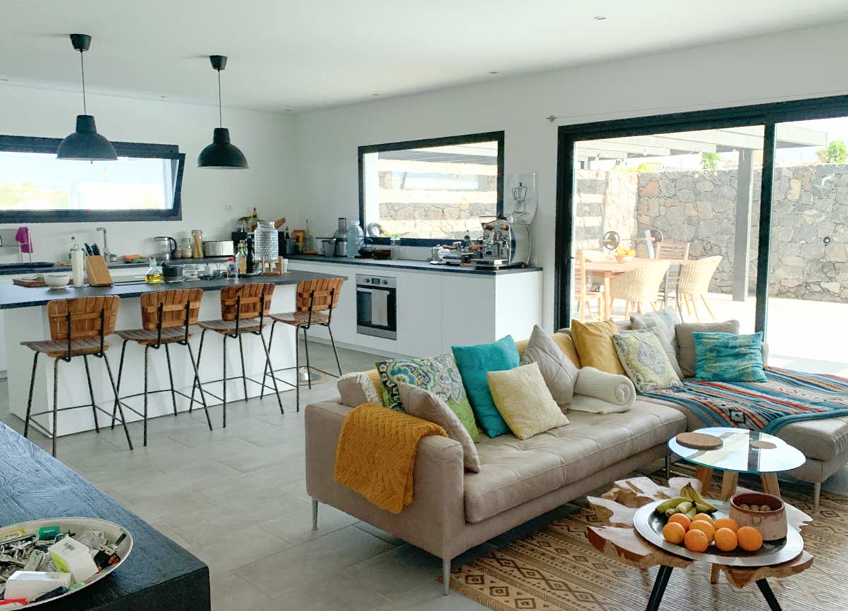 Fuerteventura-Immobilie des Monats: Villa Dexter in Lajares 3 Villa Dexter Kueche Wohnzimmer