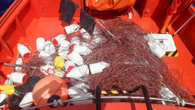 Seerettungsboot sammelt 4 Kilometer lange Angelleine vor Morro Jable im Süden von Fuerteventura ein 1 Langleinen Fuerteventura Morro Jable