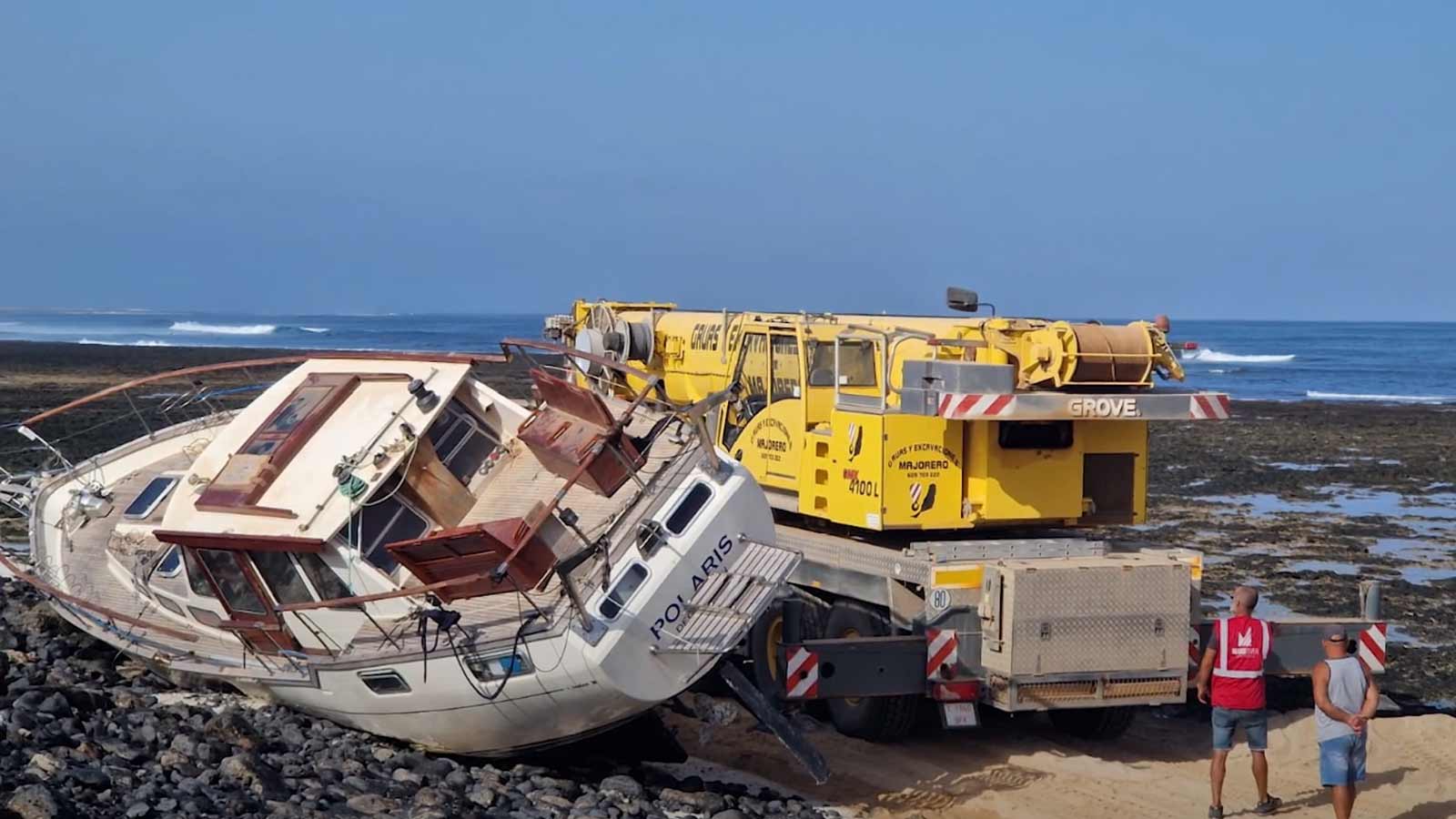 An Nordküste von Fuerteventura gestrandetes Segelboot mit schwerem Gerät geborgen 1 Gestrandetes Segelboot Fuerteventura 2