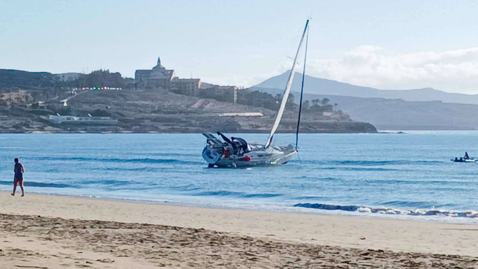 Segelboot läuft an Fuerteventuras Nordküste auf Grund 1 Segelboot Costa Calma gestrandet