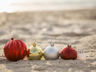 weihnachtskugeln im Sand